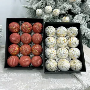 Nahaufnahme von 8cm 12er Set Weihnachtskugeln mit goldenem Relief-Design in Geschenkschachteln.