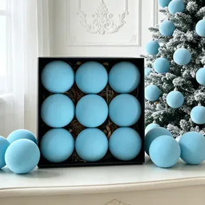 Hellblaue beflockte Christbaumkugeln Detail, Samt Textur hängende Kugeln für Weihnachtsbaum Deko.