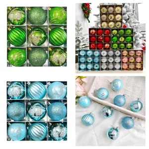 Weihnachtskugeln Detailaufnahme, galvanisierter Kunststoff, bemalte Ornamente für Baum.
