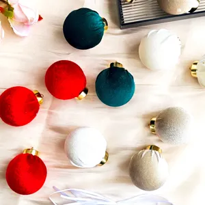 Detaillierte Ansicht des Samt-Weihnachtskugeln-Sets mit satten Farben, weicher Textur und goldenen Aufhängern.