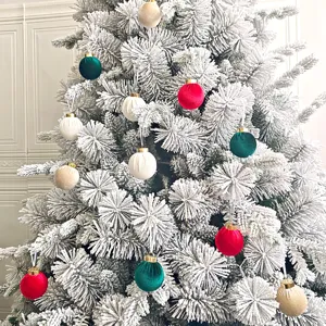 Samt Christbaumkugel Detail, wunderschöner festlicher Hängeschmuck für die Weihnachtsdeko.