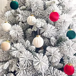 Beflockte Samt Weihnachtsbaum Weihnachtskugeln mit Goldkappen für festliche Deko.