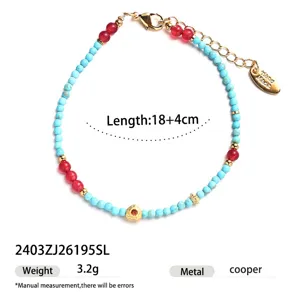Detail van de turquoise en rode kralenarmband met een lengte van 18+4 cm en metaal.
