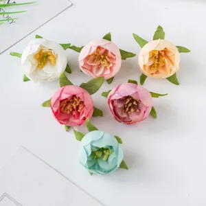 Bunte künstliche Rosenblütenköpfe für DIY-Kränze und Geschenkschachtel-Dekoration.