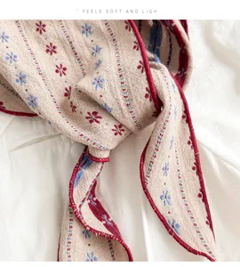 Detailansicht des Retro Blumentuch aus weichem Baumwollmischgewebe mit roter Kante.