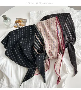 Detailansicht des Vintage Blumen Dreiecktuchs, Baumwollmischung Retro Stirnband für den Alltag.