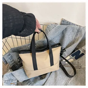 Vue détaillée du sac cabas fourre-tout en toile décontracté avec poignées et sangle.