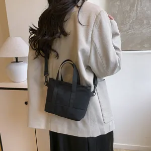 Sac cabas noir en toile décontracté, sac bandoulière léger et portable pour femme élégante.