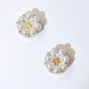 Detailaufnahme von floralen Perlen-Strass-Knopfabdeckungen als feines Zubehörteil.