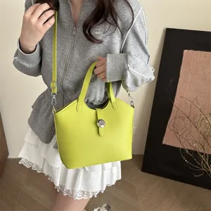 Gelbe Lederhandtasche für Damen, stilvolle Umhängetasche mit praktischem Henkel.
