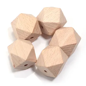 Natürliche facettierte Holzperlen Nahaufnahme Detail für DIY Schmuckherstellung Armband Zubehör.