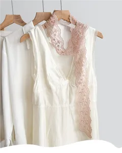 Vue détaillée d'une délicate écharpe ruban en dentelle rose avec une élégante broderie florale.