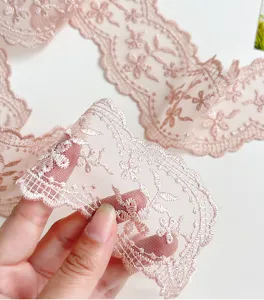 Ruban de dentelle florale rose, magnifique tissu de dentelle brodé pour l'artisanat et la déco.