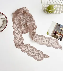 Détail d'écharpe en dentelle fine style français, charmant ruban brodé pour cheveux ou cou.