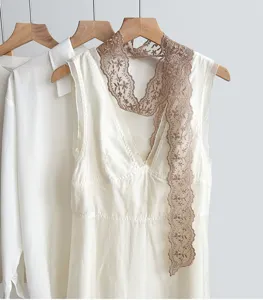 Élégante écharpe en dentelle française étroite pour femmes, joli ruban brodé floral chic.