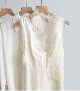 Gros plan d'un foulard étroit en dentelle blanche, accessoire de mode élégant pour femme.