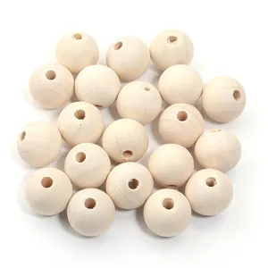 Natürliche Holzperlen Nahaufnahme, runde DIY Abstandsperlen mit Loch für handgemachten Schmuck.