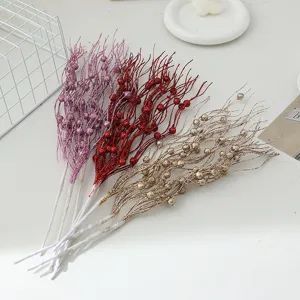 Weihnachts Glitzer Zweig Deko-Accessoire Set mit 15 Zweigen und glänzenden Perlen verziert.