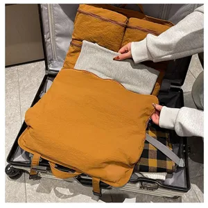 Detailansicht der Reise-Aufbewahrungstasche im Koffer, mit praktischem Fächer-Design.