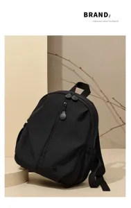 Detailansicht des schwarzen minimalistischen Freizeitrucksacks mit elegantem Reissverschluss.