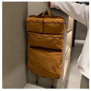 Hängende Reiseaufbewahrung Tasche Detail mit mehreren Fächern und Reißverschluss für Koffer.
