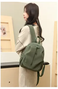 Lässiger olivgrüner Rucksack im Detail, minimalistischer Nylon-Tagesrucksack für Damen.