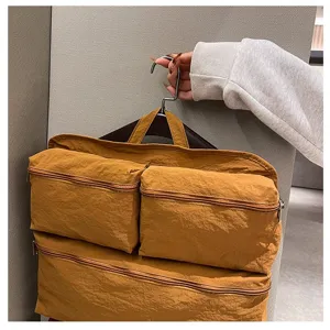 Hängende Reiseaufbewahrungstasche mit mehreren Reißverschlussfächern für Kleidung.