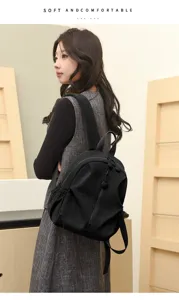 Minimalistischer schwarzer Damenrucksack im japanischen Stil für Alltag und Reisen.