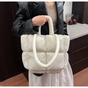 Witte gewatteerde puffer tote tas voor dames, zachte gevoerde schoudertas met vierkant ruit.