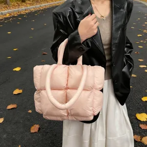 Minimalistische roze puffer tote tas voor dames, zachte gewatteerde wolken ruimte tas handtas.