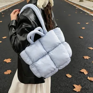 Lichtblauwe gewatteerde damestas, zachte doorgestikte schoudertas, chique minimalistisch design.