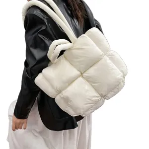 Witte gewatteerde puffer tas voor dames, zachte schoudertas met handvatten en ruitjes.