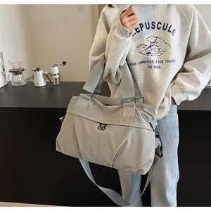 Λεπτομερής όψη casual τσάντας ταξιδιού με ανθεκτικό ύφασμα και σταθερούς ιμάντες.