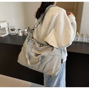 Μεγάλη casual τσάντα ταξιδιού ώμου σε γκρι χρώμα, ελαφριά για καθημερινή μετακίνηση.