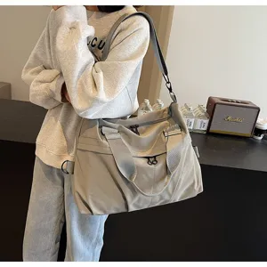 Λεπτομερής όψη μεγάλης casual τσάντας ταξιδιού, ελαφρύς ώμου για γυμναστήριο και δουλειά.