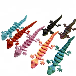 Primo piano di giocattoli di lucertole articolate stampate in 3D con colori vivaci e flessibili.