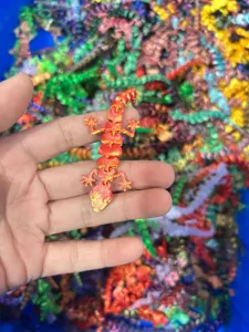 Vista dettagliata del giocattolo lucertola articolato stampato in 3D con giunti flessibili.