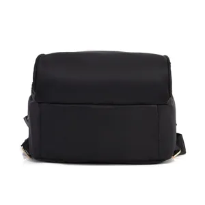 Gedetailleerd overzicht van de zwarte oxford stoffen dames rugzak voor reizen en dagelijks gebruik.