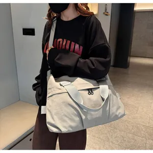 Μεγάλη casual τσάντα ταξιδιού για καθημερινή χρήση και γυμναστήριο με ιμάντα ώμου.