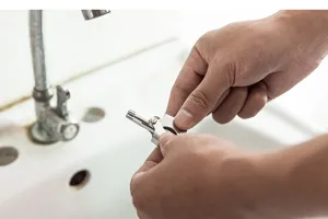 Vista dettagliata del taglia peli naso manuale in metallo con meccanismo e lavabilità.