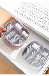 Kunststoff Kabelbox mit staubdichter Abdeckung und Fächern für Ladekabel und Netzteile.