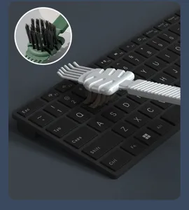 Brosse de nettoyage multifonctionnelle pour peignes et claviers, poils durables et poignée confortable.