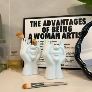Detailansicht des weißen kreativen Gesichts Kunst Stiftehalter und Pinsel Aufbewahrung.