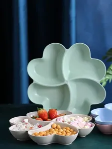 Nahaufnahme des vierblättrigen Kleeblatt-Snacktellers, unterteiltes Obsttablett für Zuhause.