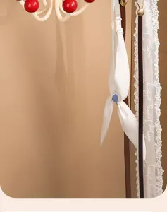 Detailaufnahme des Kleiderschranks Haken Zubehörs, weißer Aufhängegurt mit Spitzenbanddekor.