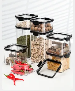Contenitori di stoccaggio in plastica trasparente con coperchi ermetici per cucina.