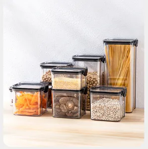 Vista dettagliata di contenitori di plastica trasparenti per alimenti, dispensa e cucina e provviste.