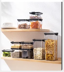Dettaglio di contenitori di stoccaggio alimentari trasparenti in plastica per dispensa.
