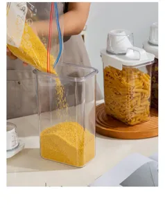 Vue détaillée du récipient de stockage alimentaire transparent pour céréales et pâtes.