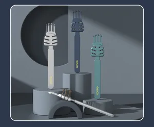 Détail de l'outil de nettoyage de brosse à cheveux, design creux et poils fins pour nettoyage.